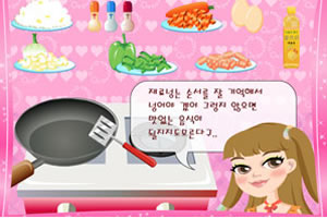 美丽女生做炒饭