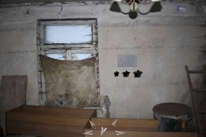 逃出倒塌的房子