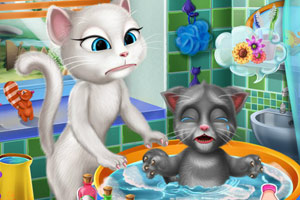 安吉拉给宝贝洗澡