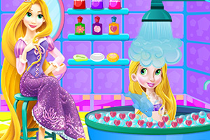 长发公主帮宝贝洗澡