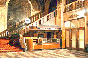 逃离被遗弃的豪宅