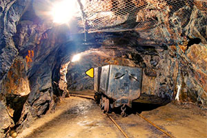 逃离地下采矿隧道