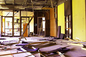 逃离废弃的会议中心