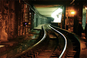 逃离火车地铁隧道