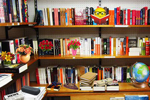 整洁的书店找物品