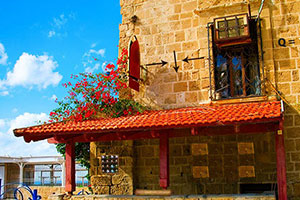 逃离古老的城市广场