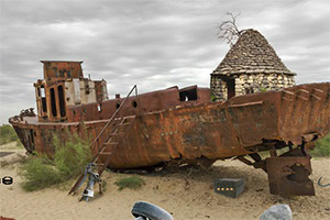 逃离残破的船只