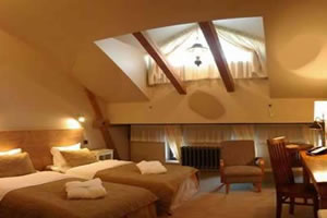 找出黄色水晶石