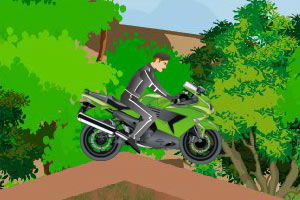 骑摩托车穿越森林