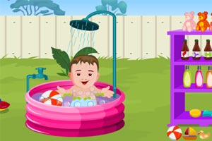宝宝户外洗澡