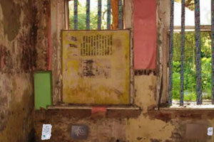 倒塌的砖房逃生