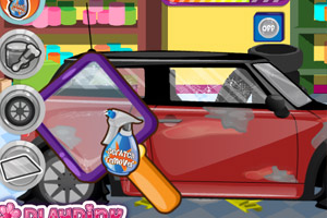 可爱女孩洗爱车