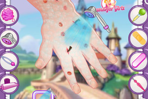 索菲亚伤后做美甲