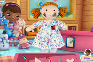 小医生治疗布娃娃