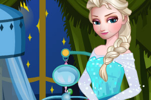 艾尔莎公主照顾宝贝