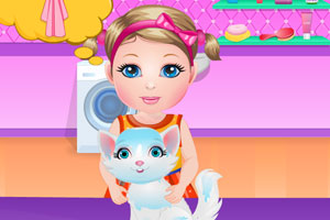 女孩照顾宠物猫