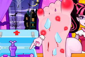 怪物女生看脚伤