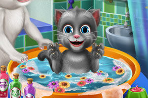 安吉拉给宝贝洗澡