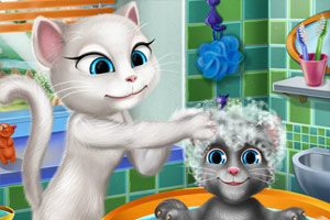 安吉拉给宝贝洗澡