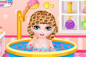 可爱小女孩做SPA