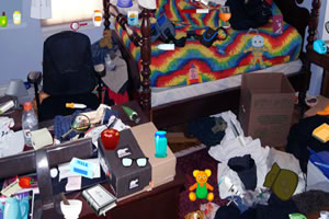 混乱卧室找东西