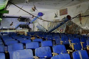 逃离废弃的地下工厂