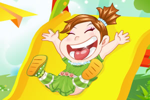 可爱宝贝玩滑梯