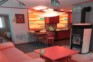 逃离粉红豪华房间