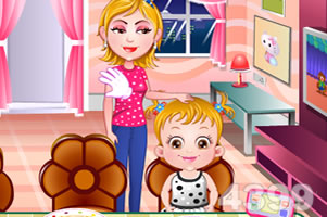 可爱宝贝用晚餐