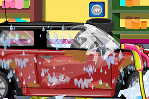 可爱女孩洗爱车