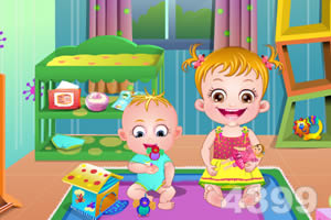 可爱宝贝照顾弟弟