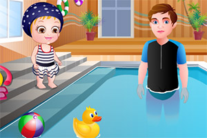 可爱宝贝学游泳