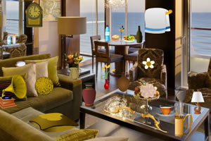 凌乱的奢华房间