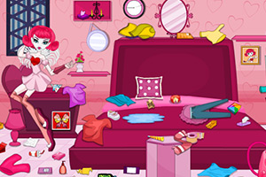 打扫凌乱的房间