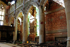 逃出废弃的教堂