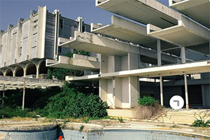 逃出废弃度假胜地