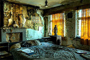 逃出破旧不堪的房子