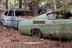 逃离被遗弃的废旧车场