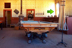 逃出小镇废弃酒吧