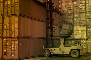 逃离废弃集装箱堆场