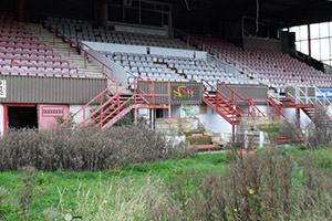 废弃的足球场逃脱