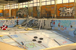 逃出废弃的游泳池