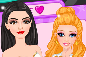 可黛儿和芭比合影