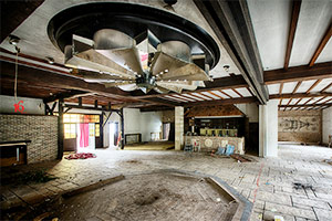 逃出废弃的餐厅