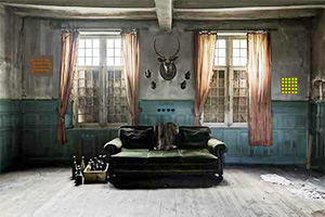 逃出老旧荒凉的房子