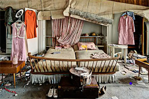 被遗弃的破旧小屋逃脱