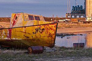 逃离废弃的港口