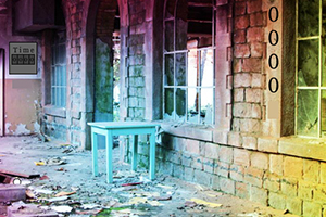 逃离废弃的工地