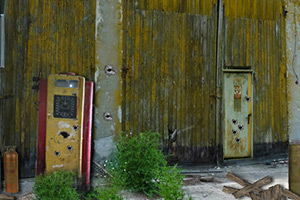 逃离破旧的地堡