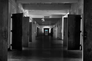 逃离废弃的医院大楼